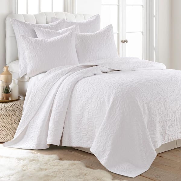LEVTEX HOME Sherbourne White Medallion Textured Cotton King/Cal King Quilt