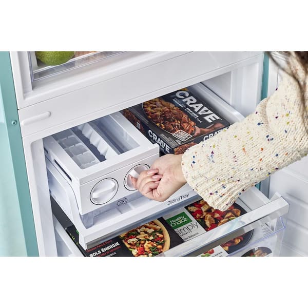 Unique Appliances Classic Retro 23.8 in 11.7 cu. ft. Frost Free