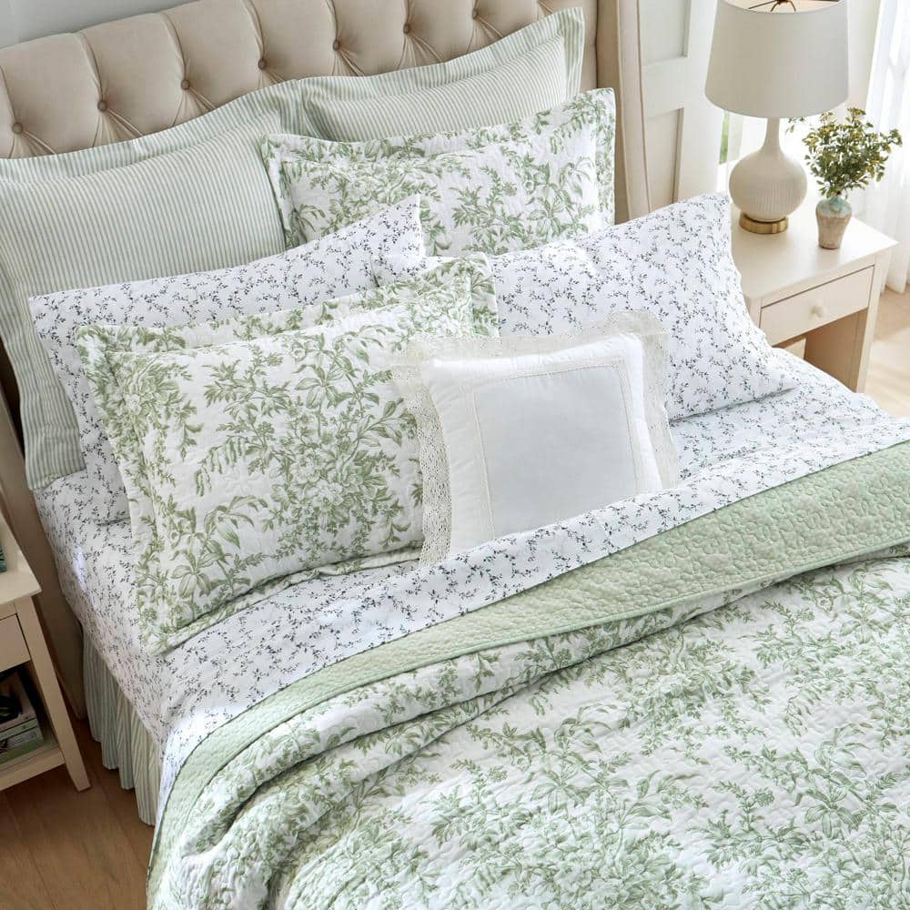 Bedford Green and White Cotton Reversible Quilt Set