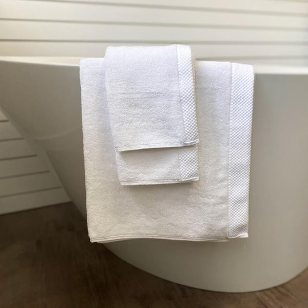 https://images.thdstatic.com/productImages/44f1d15d-0e6a-49b7-a947-bb7262f9eb4e/svn/matte-bedvoyage-bath-towels-21981021-c3_600.jpg