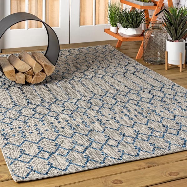 https://images.thdstatic.com/productImages/452e5274-d318-410b-9986-955b5f743fa2/svn/light-gray-navy-jonathan-y-outdoor-rugs-smb108a-5-64_600.jpg
