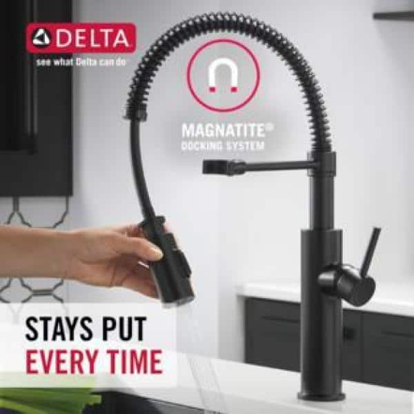 Matte Black Brass Pull-Down Kitchen Faucet with Magnetic Docking