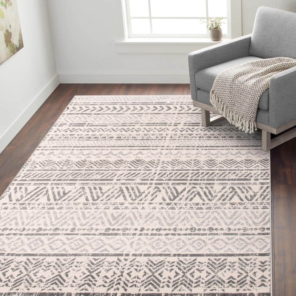 Elegant Geometric Gray Synthetic 6'6" x 9' Area Rug