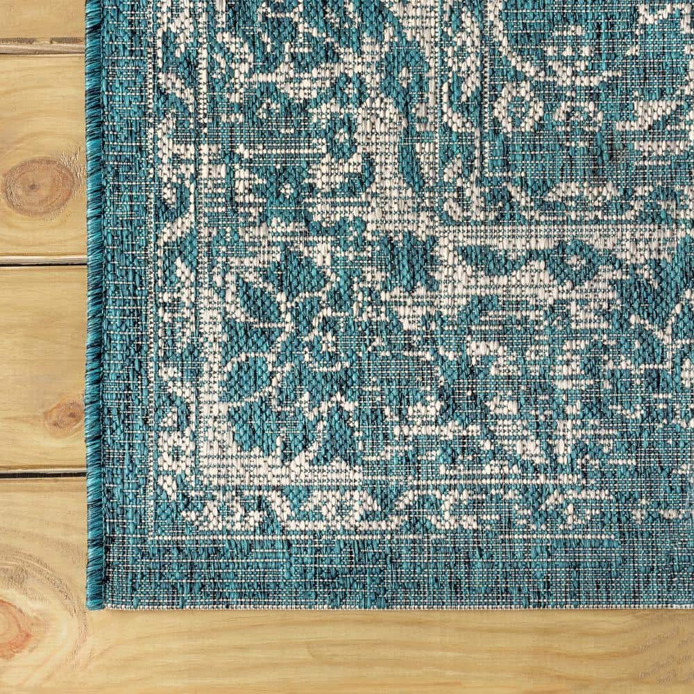 Bohemian Chic Gray Synthetic 4' x 6' Indoor/Outdoor Area Rug