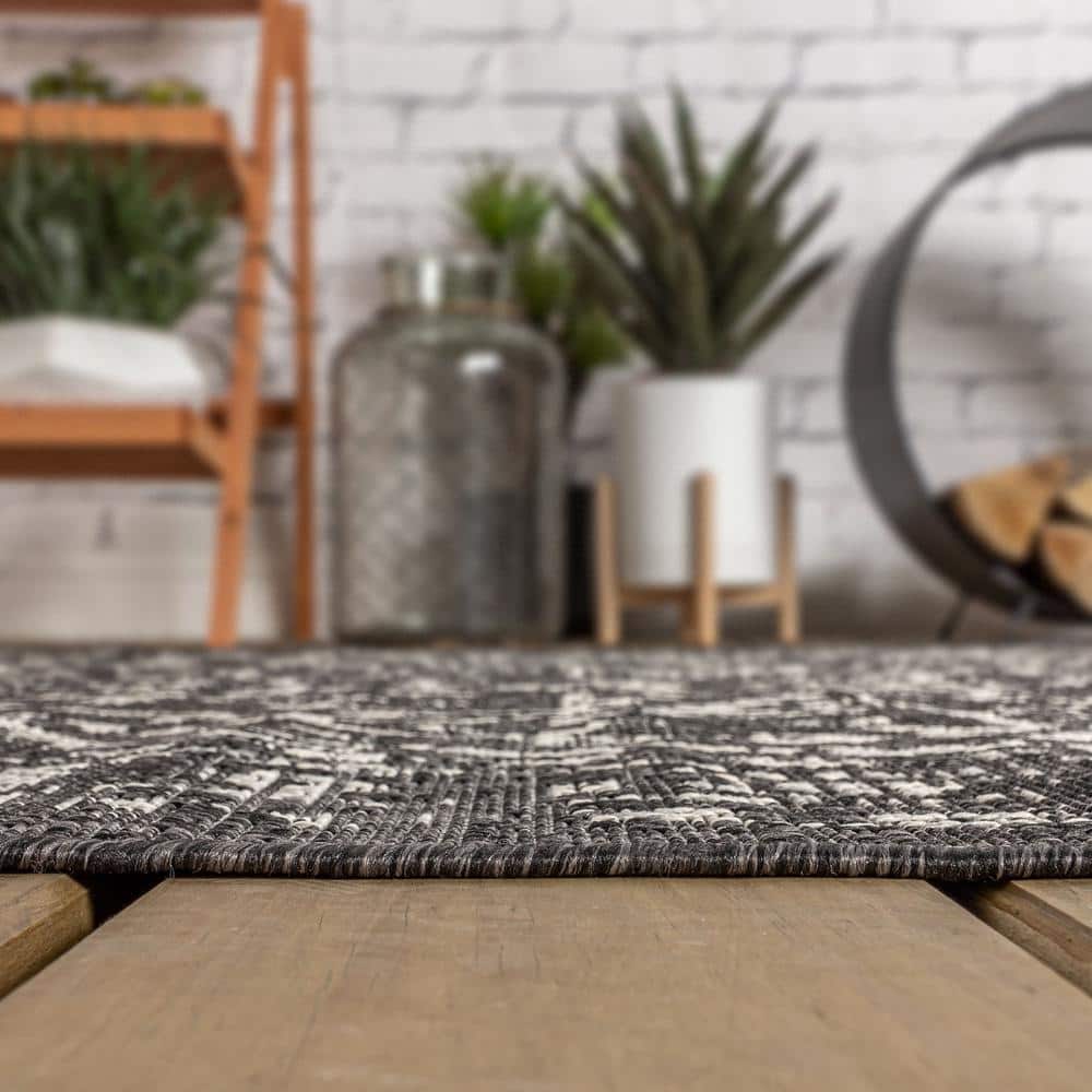 Malta Black and Gray Synthetic Medallion 4 x 6 Area Rug