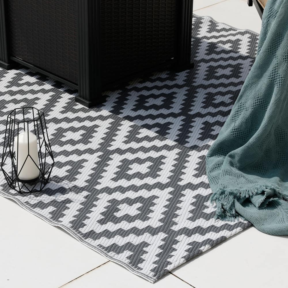 Gray and White Reversible Synthetic Outdoor Rug, 5' x 7'