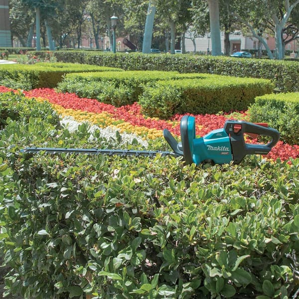 Makita XGT 40V max Brushless Cordless 24 in. Rough Cut Hedge