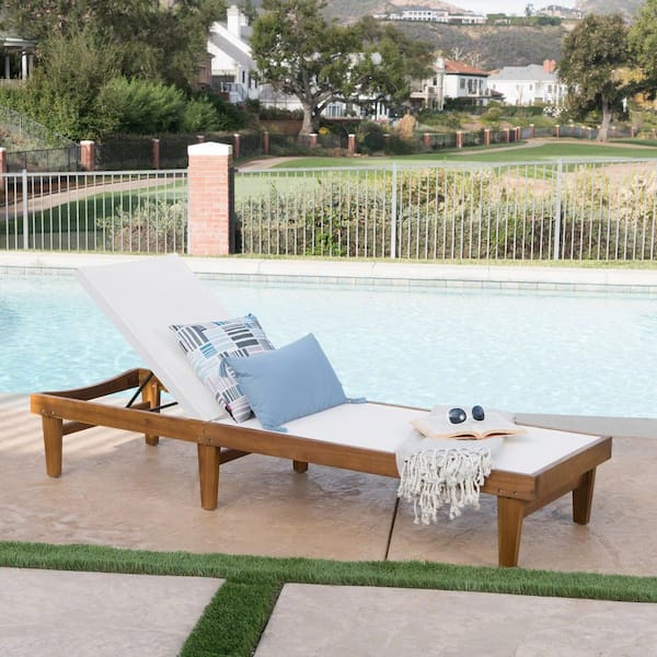 Single Outdoor Acacia Wood Adjustable Lounge Chair with White Mesh Cushion For Comfort And Durability. for swimming pool