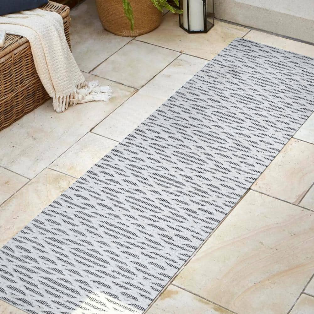 Easy-Care Ivory Diamond Synthetic 5' x 8' Area Rug