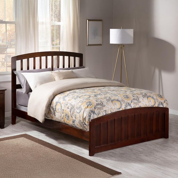 Richmond Full Traditional Bed with Matching Foot Board in Walnut