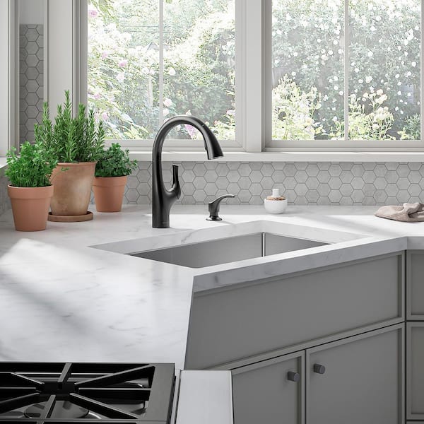 Avi Single-Handle Pull Out Sprayer Kitchen Faucet in Matte Black