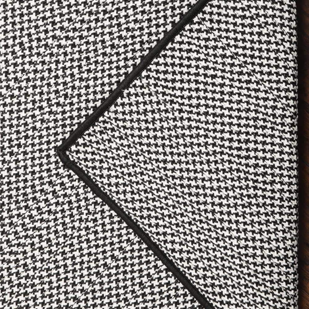 Black and White Houndstooth Reversible Synthetic Rug, 2' x 4'