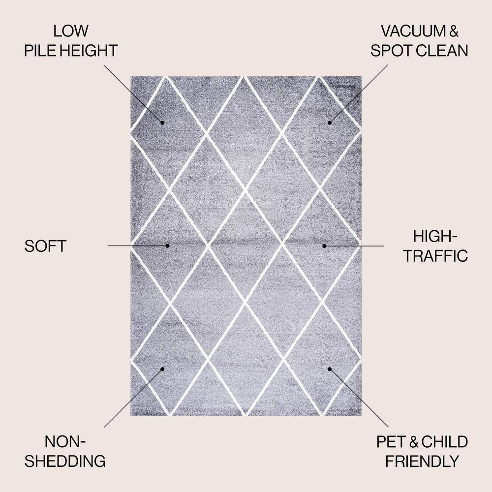 Gray and White Diamond Trellis 4' x 6' Reversible Area Rug
