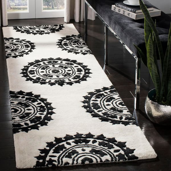 Soho 3 ft. x 12 ft. Ivory/Black Geometric Radial Runner Rug