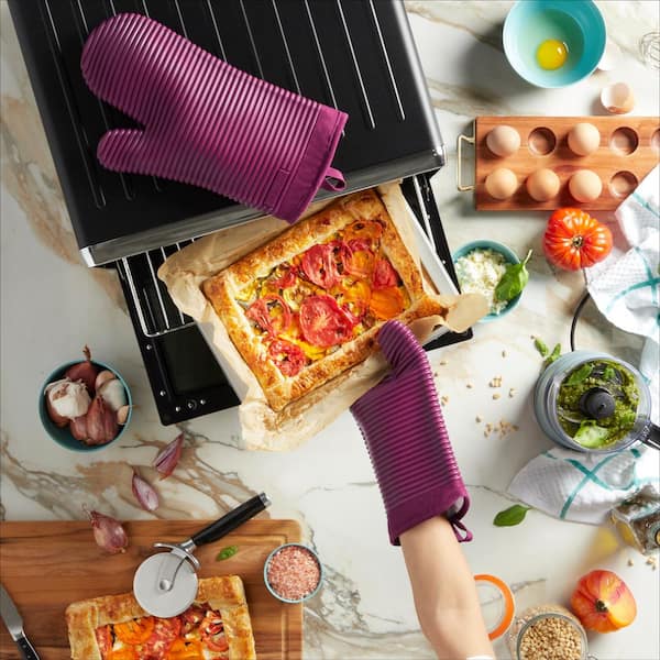 https://images.thdstatic.com/productImages/486ee282-be47-4e3a-9006-15b7515e1178/svn/kitchenaid-oven-mitts-pot-holders-o2013117tdka-48rd-e1_600.jpg