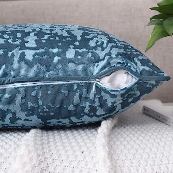 https://images.thdstatic.com/productImages/48e5d535-175c-4874-a19c-01f0324d19ad/svn/outdoor-throw-pillows-b08mqp9yrq-44_600.jpg