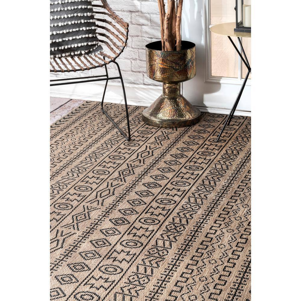 Charming Jamie Brown Indoor/Outdoor 5'3" x 7'6" Synthetic Area Rug