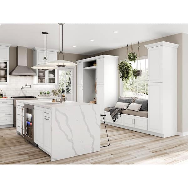 https://images.thdstatic.com/productImages/4962c4c5-8451-46ec-adbe-7a5e17eee524/svn/white-hampton-bay-assembled-kitchen-cabinets-bsck42-elwh-44_600.jpg
