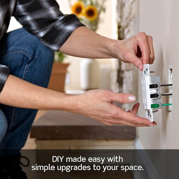 Leviton - Decora 15 Amp 125 V Tamper Resistant Duplex Outlet/Receptacle, White (1-Pack) E5325-SW