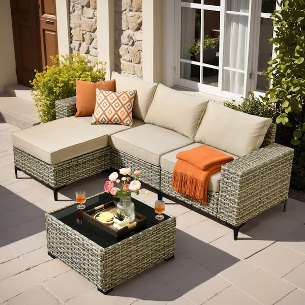 Vinency Gray 5-Piece Wicker 7.68 in. Wide Arm Patio Conversation Set with Beige Cushions and Coffee Table