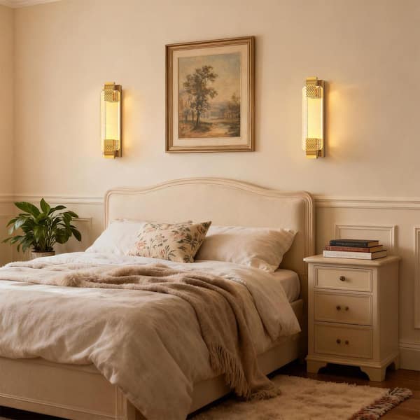 1-Light Crystal Wall Sconce with Champagne Finish, Modern Wall Light with Crystal Shade for Bedroom and Bathroom