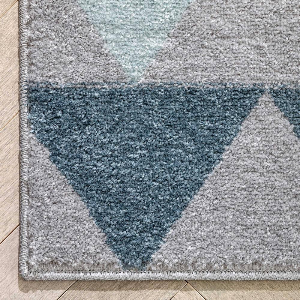 Nova Gray Geometric 5' x 7' Synthetic Area Rug