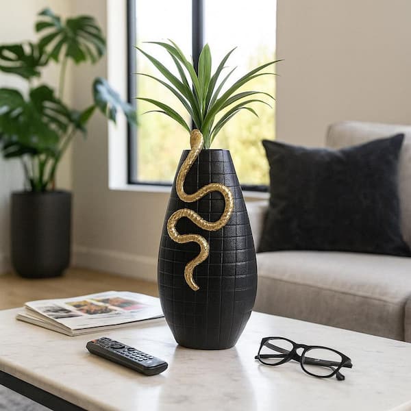 Liv & Skye 18 in. Black Metal Round Novelty Curved Snake On