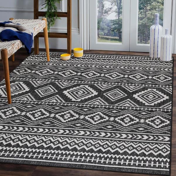 https://images.thdstatic.com/productImages/49ad6514-ef12-4ed4-a65e-984401e7143c/svn/black-white-beverly-rug-outdoor-rugs-hd-wkk20945-5x7-1f_600.jpg
