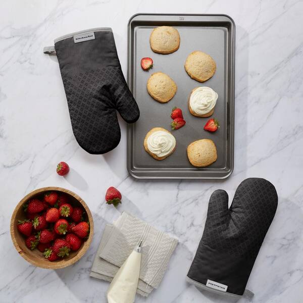 Black Oven Mitts & Potholders