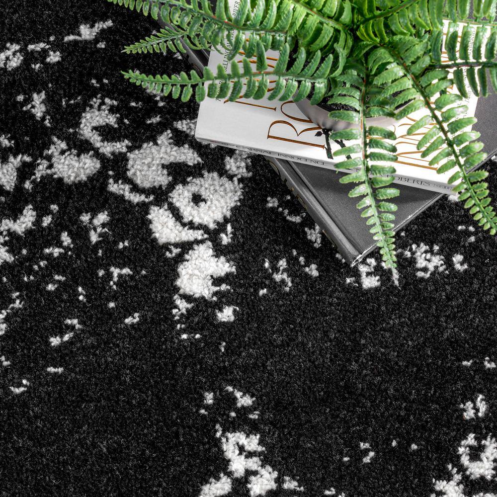 Black and White Serpent Design Synthetic Area Rug, 4' x 6'