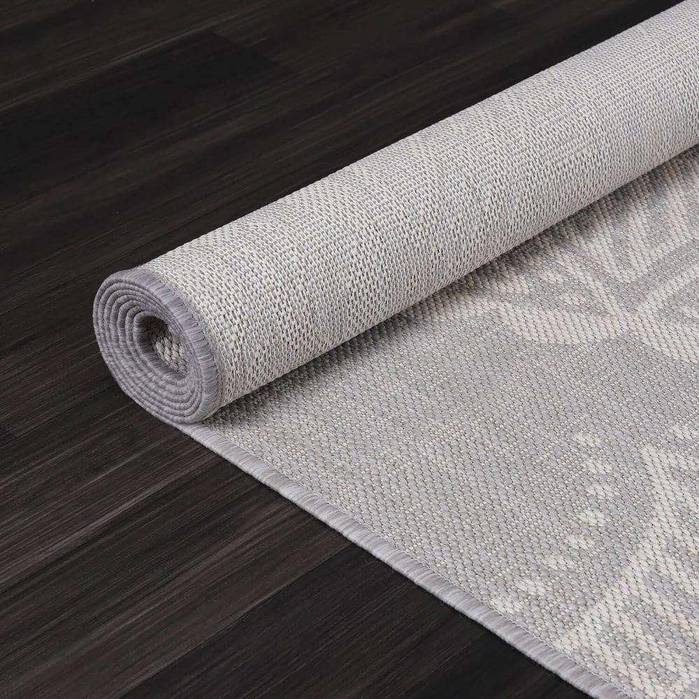 Gray and White Medallion 5' x 7' Reversible Outdoor Rug