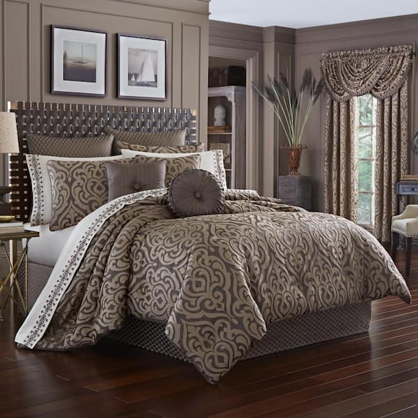 J QUEEN NEW YORK INC Antonia Mink 4-Piece. Mink Polyester Queen Comforter Set 96 X 92 in.