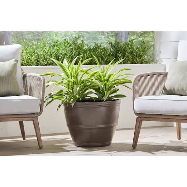 Alton Medium Brown Plastic Round Planter (20 in. L x 20 in. W x 15.4 in. H)