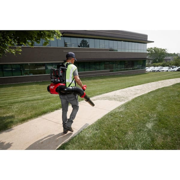 Milwaukee backpack on sale leaf blower