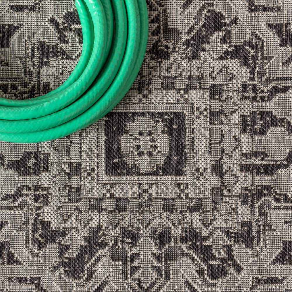 Estrella Bohemian Medallion Black/Gray 5' Round Synthetic Area Rug