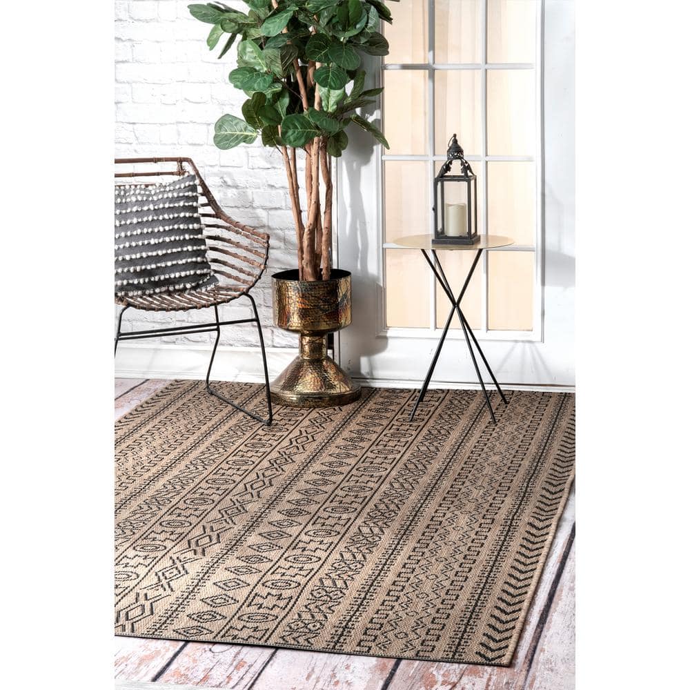 Charming Jamie Brown Indoor/Outdoor 5'3" x 7'6" Synthetic Area Rug