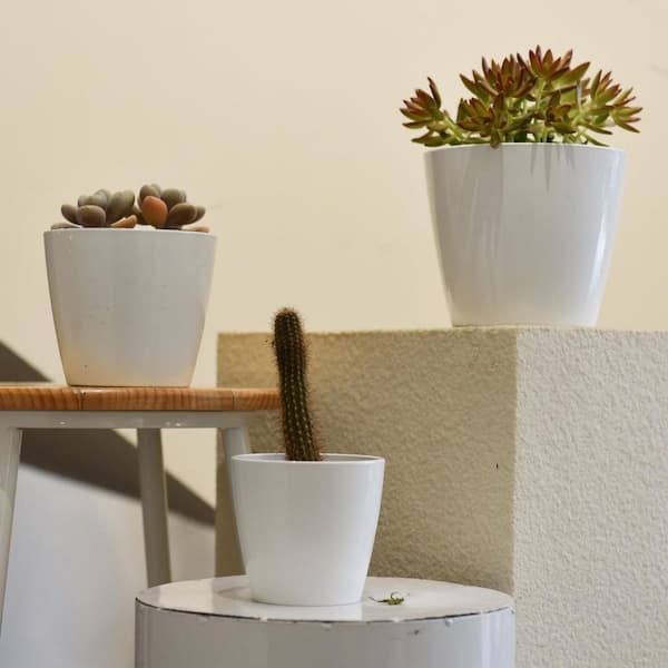 https://images.thdstatic.com/productImages/4ca55644-b9db-48db-9012-64785a8951b0/svn/white-plant-pots-gh-o-s3-fa_600.jpg