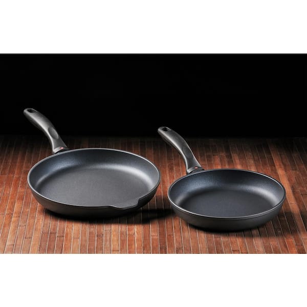 https://images.thdstatic.com/productImages/4cb40ae3-8703-4677-a56c-6a3870ea912a/svn/gray-swiss-diamond-skillets-602-4f_600.jpg