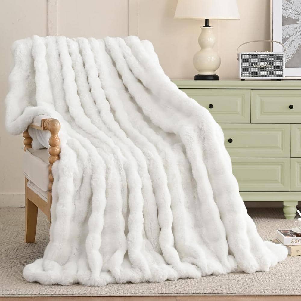 GHOUSE ILTB White Faux Rabbit Fur 60 in. x 80 in. Soft Shag