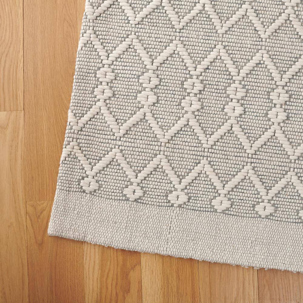 Ivory Hand-Tufted Wool and Synthetic Round Area Rug