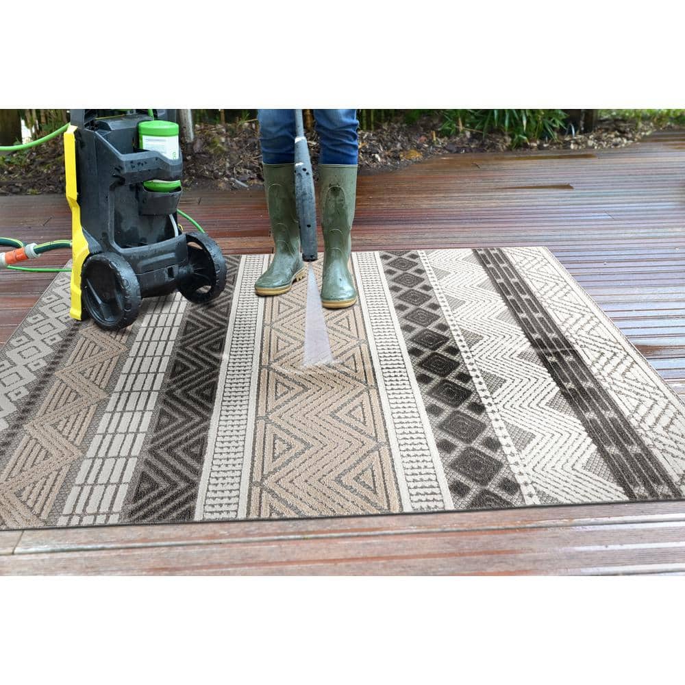 Gray Geometric 5' x 7' Indoor/Outdoor Area Rug