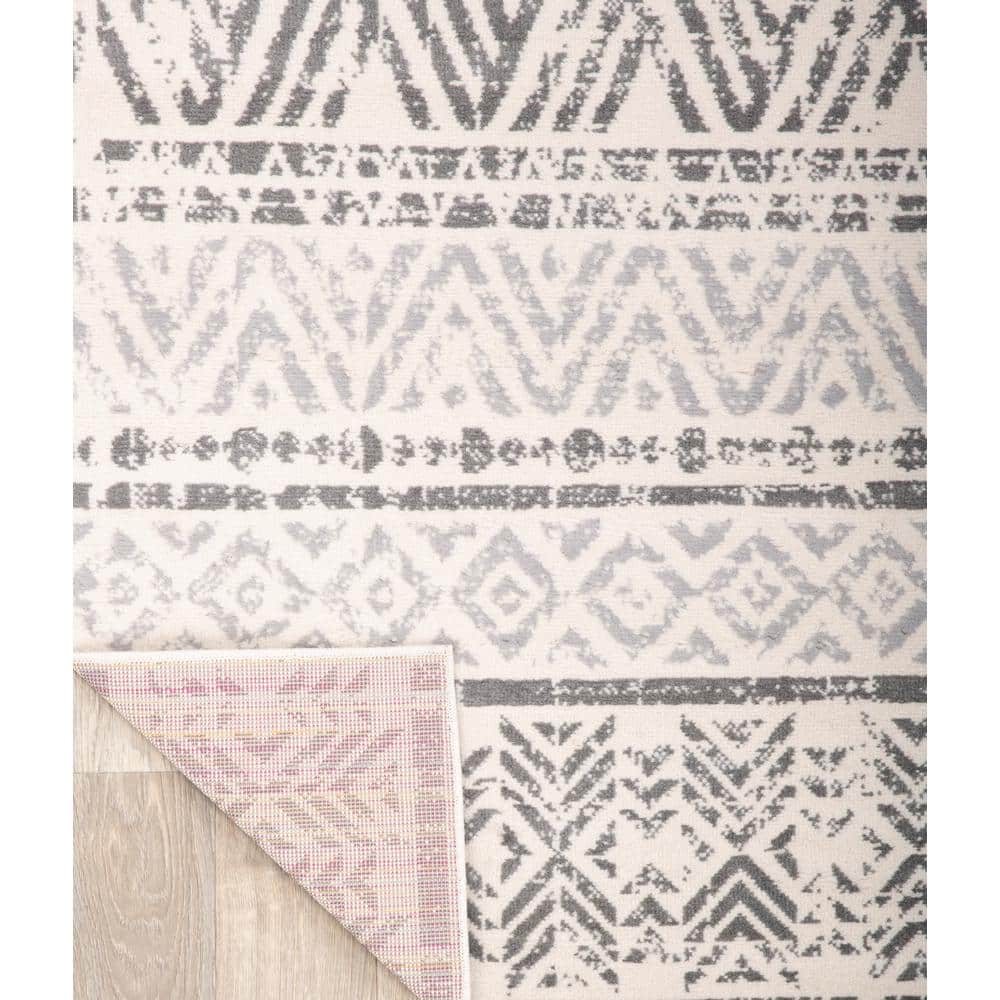 Elegant Geometric Gray Synthetic 6'6" x 9' Area Rug