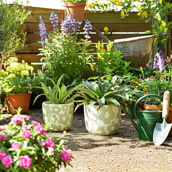 Sagebrook Home 7 & 9 in. Cement Flower Power Planters Light Green - Set of 2