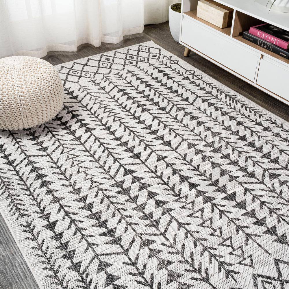 Bohemian Geometric Black/Ivory Synthetic 4' x 6' Easy-Care Rug