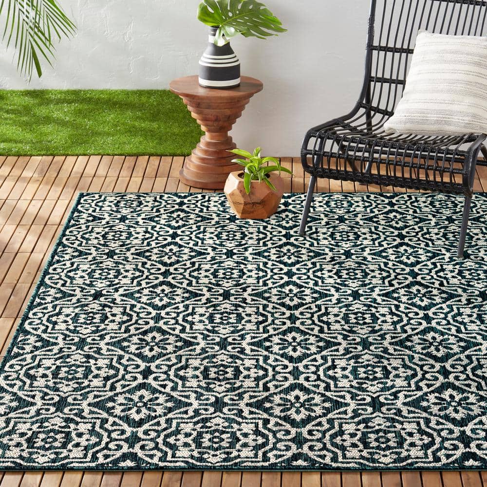 Navy Blue and Ivory Geometric Synthetic Indoor/Outdoor Rug