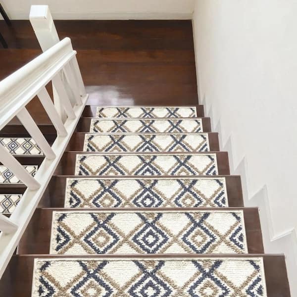 THE SOFIA RUGS White/W 9 in. x 28 in. Non-Slip Stair Tread Polypropylene Latex Backing (Set of 7) Willow Stair Tread Cover