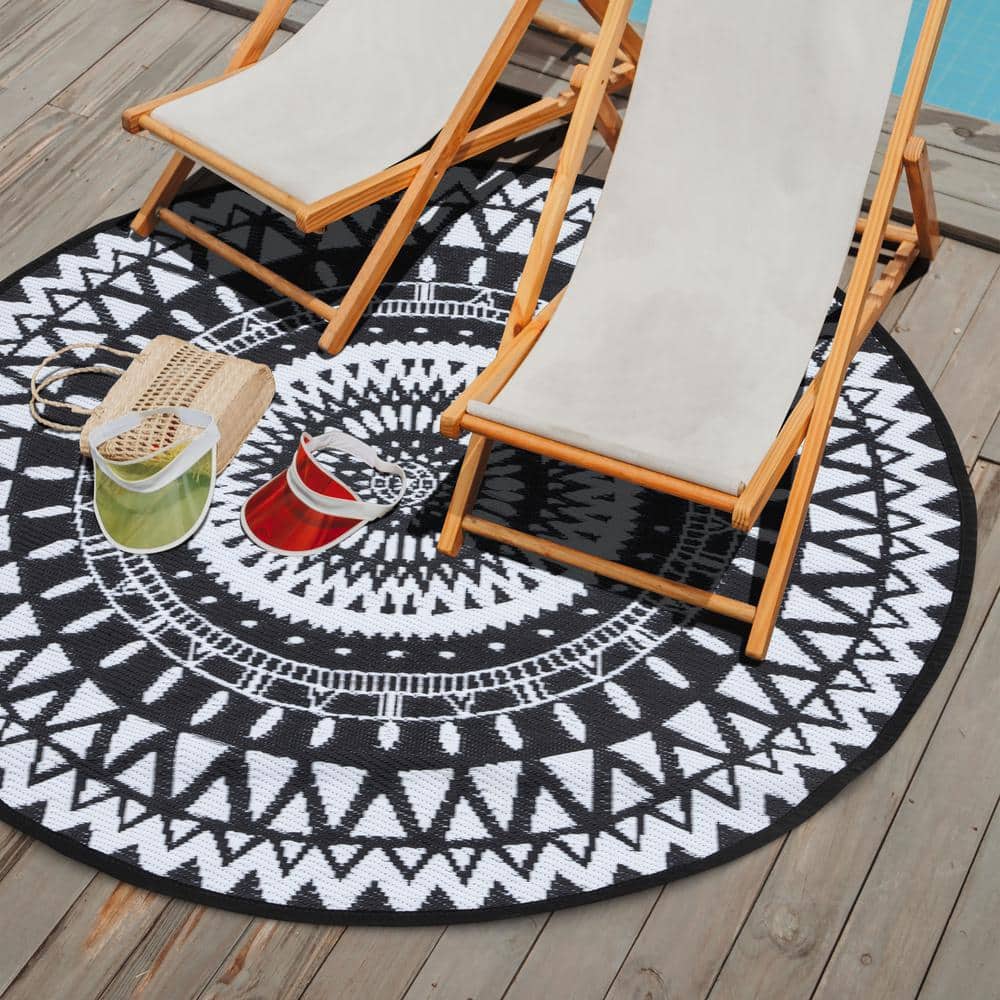https://images.thdstatic.com/productImages/4f194e97-7fba-4a40-aa7a-24dc57169105/svn/black-and-white-nuu-garden-outdoor-rugs-so02-02-64_1000.jpg