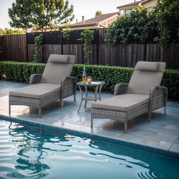 Opohoro ArcoBay 3-Piece Gray Wicker Outdoor Chaise Lounge Rattan Chaise Lounge with Olefin Gray Cushions and Side Table