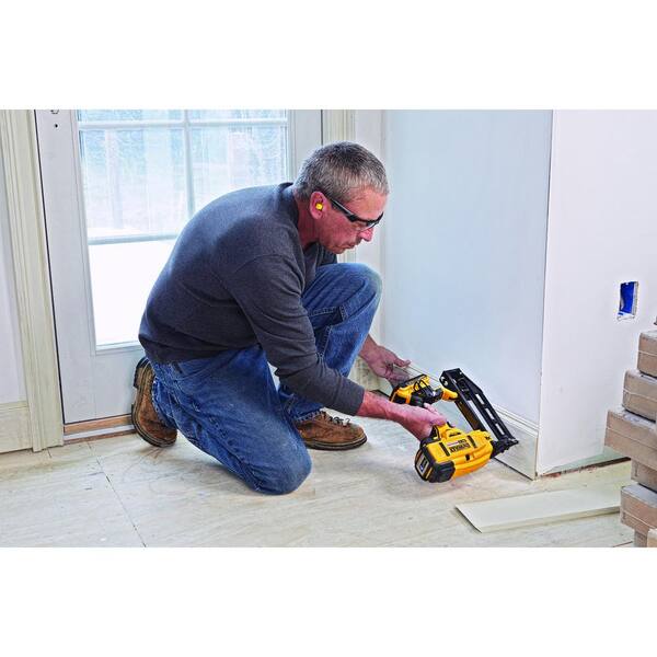 DEWALT 20V MAX Lithium-Ion Cordless XR 16-Gauge Finish Nailer with