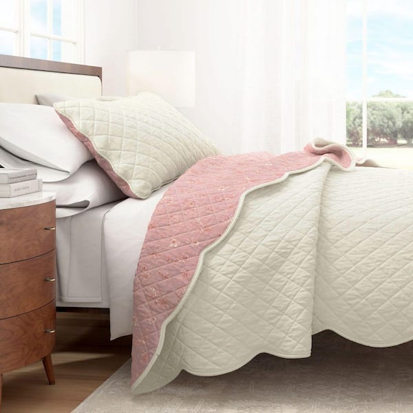 White Floral Boho 2-Piece Twin / Twin XL Cotton Quilt Scallopeded Bedding Set